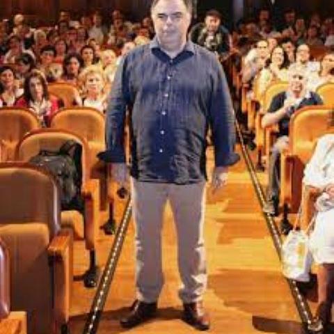 Foto del actor en un teatro.