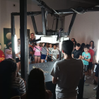 Un grupo de alumnos/as visitando la exposición "La Sociedad Automática"
